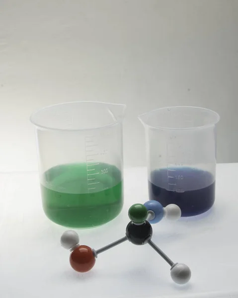 Molécule Avec Divers Aspects Ses Composants Liquides Dans Les Béchers — Photo