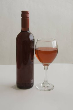 Alkol içecek içmek için hazır.