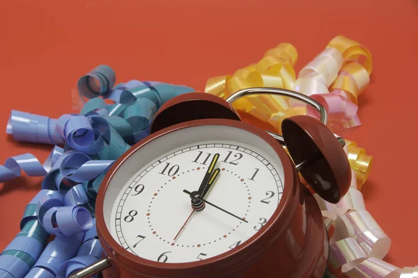 Reloj Despertador Rojo Cinta Para Ocasiones Vacaciones —  Fotos de Stock