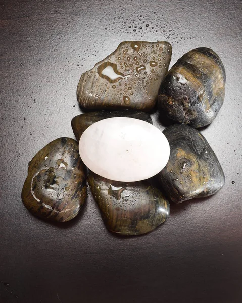 Steine Mit Einem Weißen Stein Als Botschaft Einer Absicht — Stockfoto