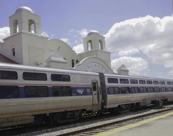 Tarde em um sistema ferroviário central da Flórida usado para uso nacional e local — Fotografia de Stock