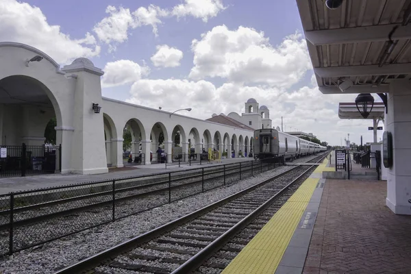 Tarde em um sistema ferroviário central da Flórida usado para uso nacional e local — Fotografia de Stock