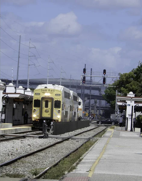 Tarde em um sistema ferroviário central da Flórida usado para uso nacional e local — Fotografia de Stock