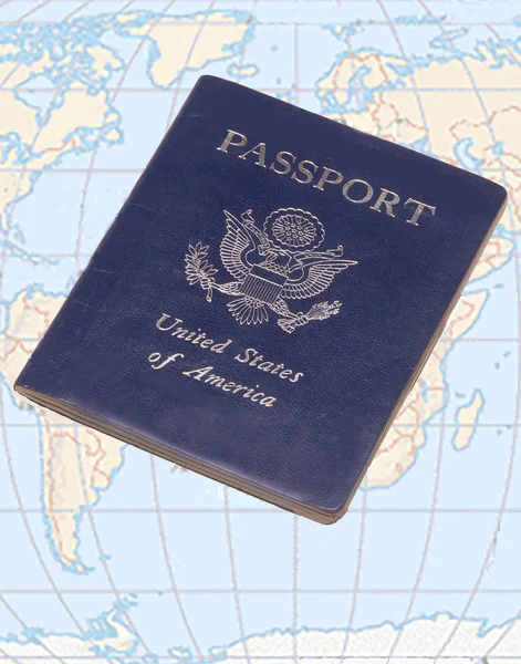 护照与W世界地图 以显示旅行和冒险的喜悦和兴奋 — 图库照片