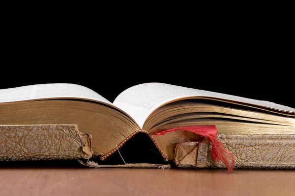 Libro viejo tendido en una mesa que muestra el desgaste de ser utilizado —  Fotos de Stock