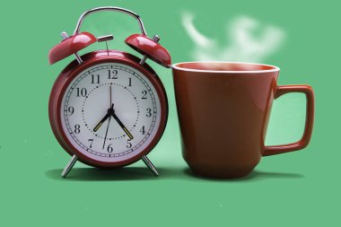 Sabah erkenden uyanmak ve yeni bir işe başlamak için kahve içeceği
