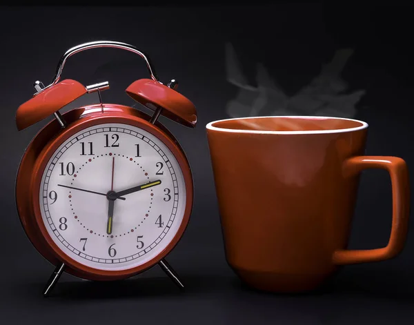 Sabah erkenden uyanmak ve yeni bir işe başlamak için kahve içeceği — Stok fotoğraf