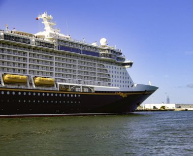           Disney Dream Cape Canaveral Limanı'ndan ayrılıyor. Florida .