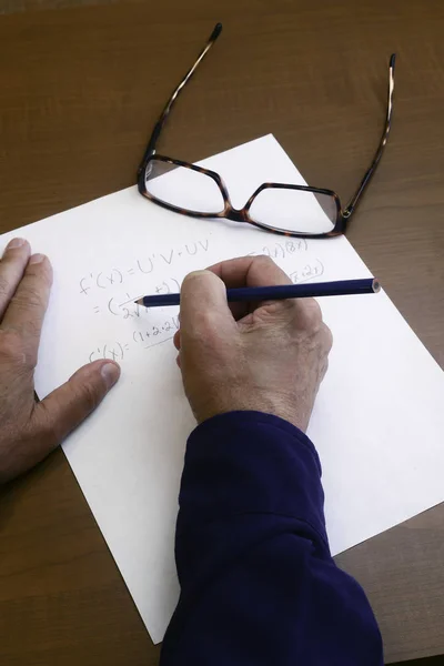 Calculus problem being worked out to find a solution with paper — Stock Photo, Image