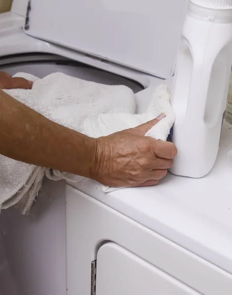 Giysiler bakterileri ücretsiz sağlamak için yıkama için hazırlanıyor — Stok fotoğraf