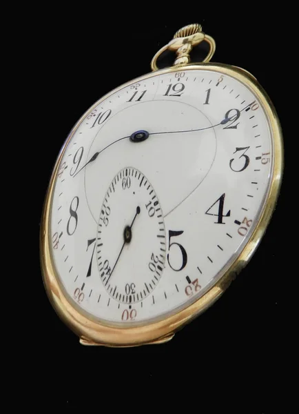 Distorsión del tiempo expresada por una esfera de reloj de fusión en ba negro — Foto de Stock