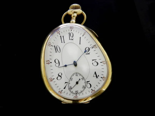 Zaman bozulması siyah ba üzerinde eriyen bir saat yüzü tarafından ifade