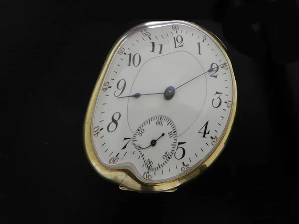 Zaman bozulması siyah ba üzerinde eriyen bir saat yüzü tarafından ifade