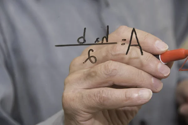 Matematikçi bu ar belirlemek için ne kadar kolay olduğunu göstererek — Stok fotoğraf