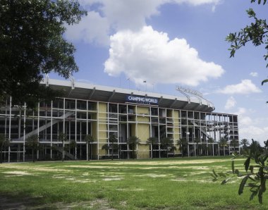 Şehir merkezinin şehir sınırları içinde yer alan Camping World Stadyumu