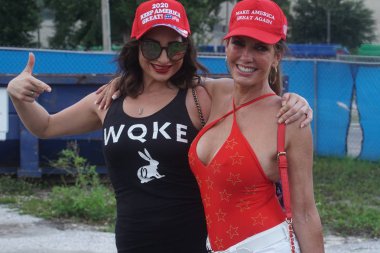 İki genç kadınla Florida'daki Amway Center'da Trump mitingi18.08.2019