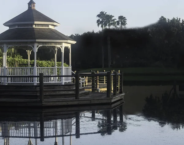 Gazebo proporciona un lugar tranquilo y tranquilo para relajarse y la eperiencia — Foto de Stock