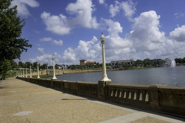 Lakeland Florida'daki Lake Mirror, huzurlu bir çevre sunmaktadır. — Stok fotoğraf