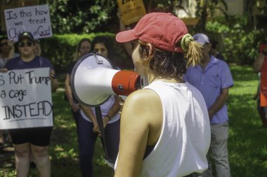 İnsanlar i için gözaltı ve tedavi protesto etmek için toplandı