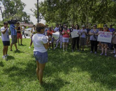 İnsanlar göçmen çocukların gözaltına alınmasını ve muamelesini protesto etmek için toplandı. 