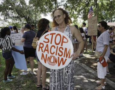 İnsanlar göçmen çocukların gözaltına alınmasını ve muamelesini protesto etmek için toplandı.