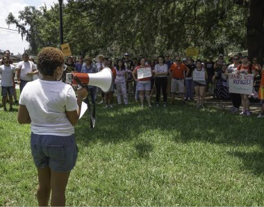 İnsanlar göçmen çocukların gözaltına alınmasını ve muamelesini protesto etmek için toplandı.