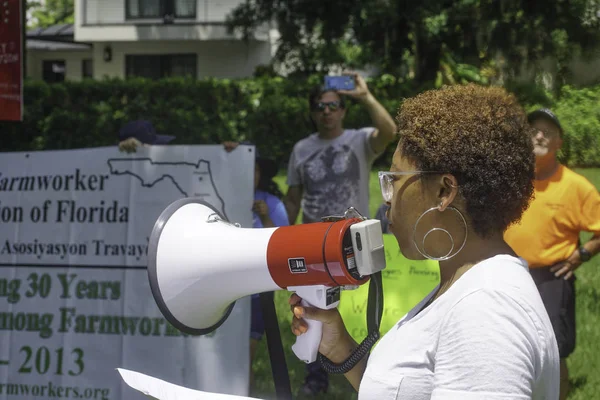 People are gathered to protest the detention and treatment for i — Stock Photo, Image