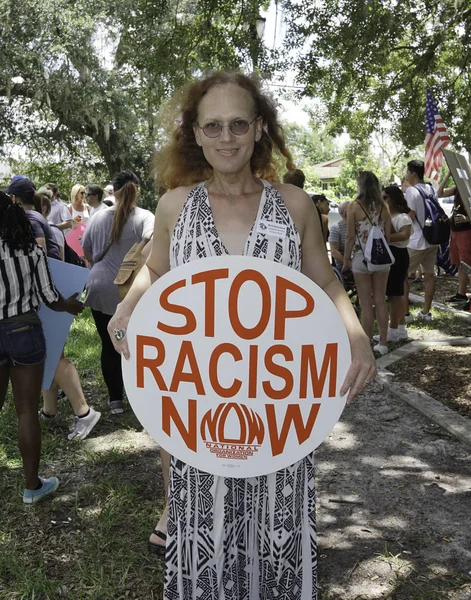 People are gathered to protest the detention and treatment of immigrant children — Stock Photo, Image