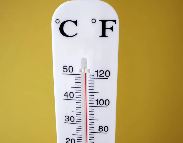 Thermometer shows an drastic increase in temperature conditions — Stock Photo, Image