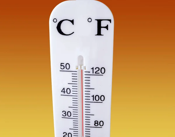Termômetro mostra um aumento drástico nas condições de temperatura Imagem De Stock