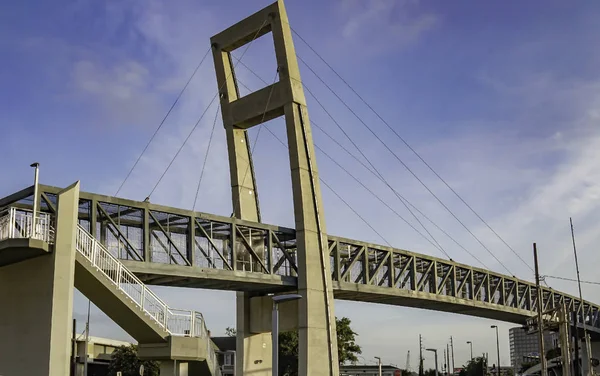 Gehweg über eine viel befahrene Straße am frühen Morgen — Stockfoto