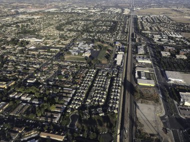 Geç öğleden sonra Orange County California Santa Ana Tustin alanının hava fotoğrafı .