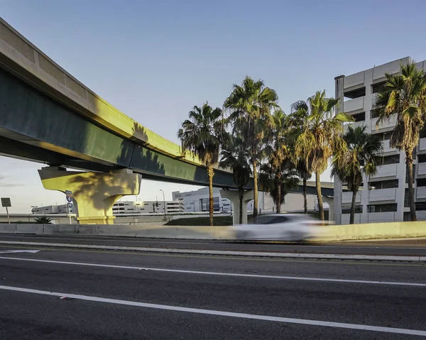 Modern interstate freeway system allows traffic to move around t — Stock Photo, Image