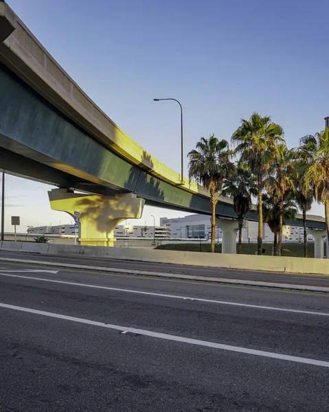 Modern interstate freeway system allows traffic to move around t — Stock Photo, Image