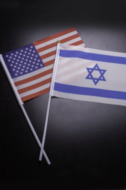İsrail ve ABD bayrakları ilişkiyi gösteriyor 
