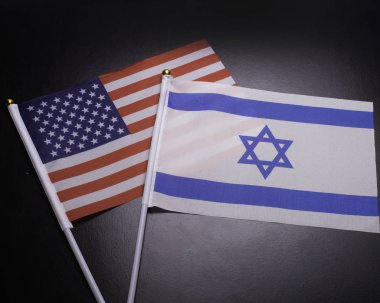 İsrail ve ABD bayrakları ilişkiyi gösteriyor 