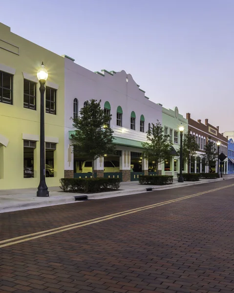 Manhã em Kissimmee Florida mostrando o tráfego do centro da cidade e edifícios mais antigos — Fotografia de Stock