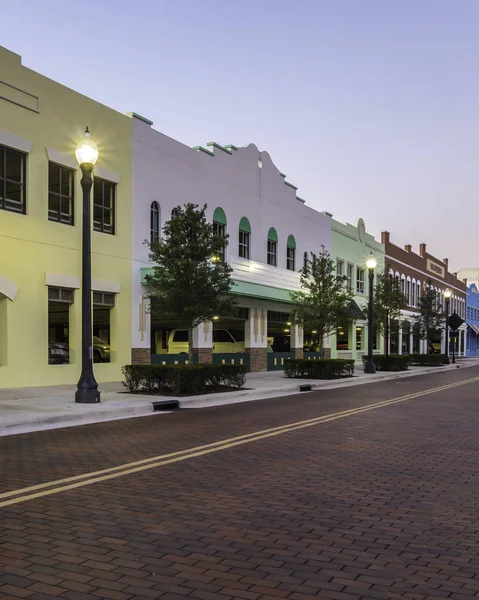 Matin à Kissimmee en Floride montrant la circulation du centre-ville et des bâtiments plus anciens — Photo