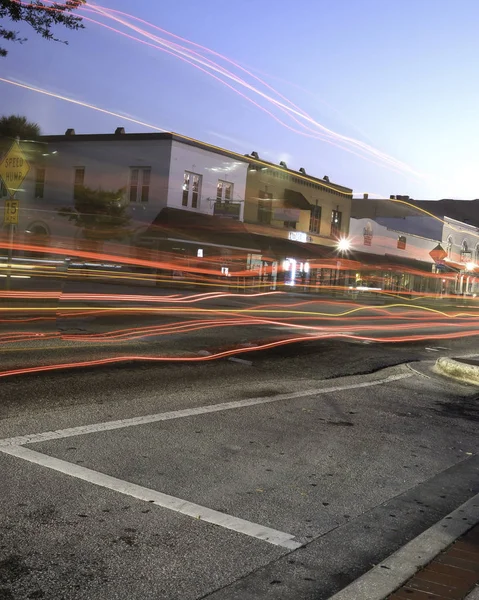 ダウンタウンの交通と古い建物を示すキシミーフロリダの朝 ロイヤリティフリーのストック写真