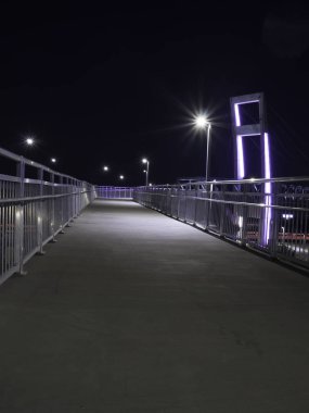 Güvenli yürüyüş için izin meşgul şehir caddesi üzerinde yaya köprüsü yayılır .