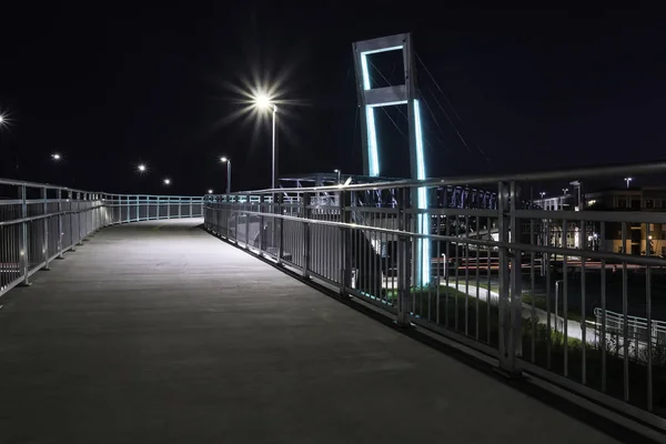 Pedestrian bridge spans over busy city street allowing for safe walking . — Stock Photo, Image