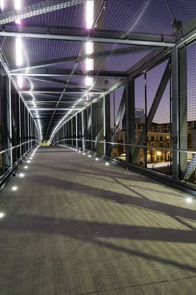 Gyalogoshíd átnyúlik forgalmas városi utcán, amely lehetővé teszi a biztonságos gyalogos . — Stock Fotó
