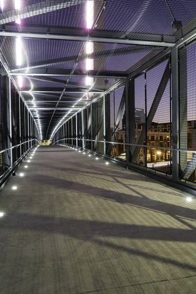 Ponte pedonal se estende sobre a movimentada rua da cidade, permitindo uma caminhada segura  . — Fotografia de Stock