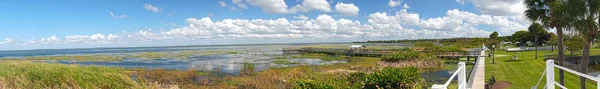 Belo Lago Apopka localizado na Flórida Central com nuvens — Fotografia de Stock