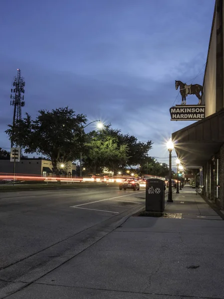 Centre-ville de Kissimmee en Floride montrant la circulation se précipitant dans la matinée  . — Photo