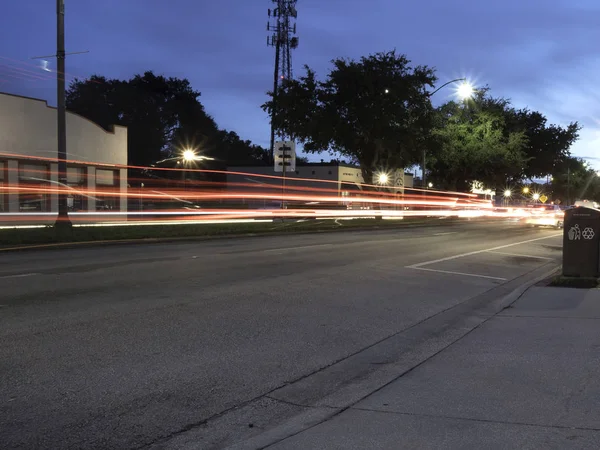 Kissimmee Florida şehir merkezi sabah trafiğinin akın ettiğini gösteriyor. . — Stok fotoğraf