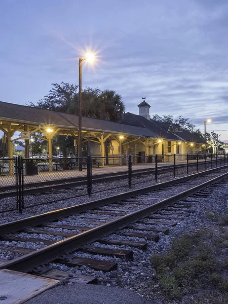 Časné ráno historické staré vlakové nádraží na Kissimmee Florida nádraží . — Stock fotografie