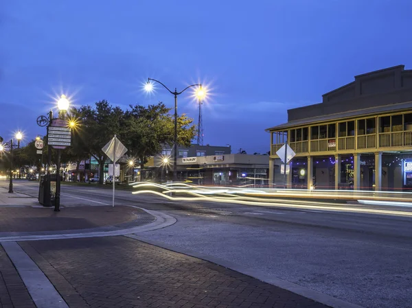 Downtown Kissimmee Florida visar trafiken rusar in under morgonen . Stockfoto