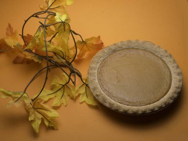 Balkabağı turtası ve dökülen yapraklar sonbaharın başlangıcını simgeliyor.