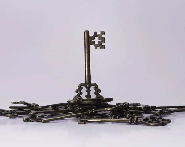 Den enda nyckel som väljs ut ur högen av skelett nycklar . — Stockfoto